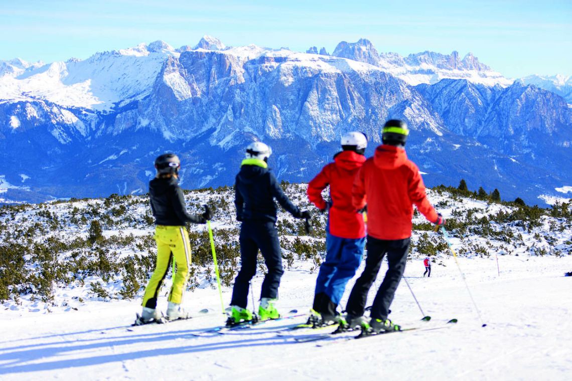 Drei Skifahrer erleben die winterlichen Aktivitäten in der Umgebung der Schartneralm.