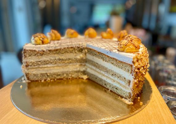 Torte e praline fresche dalla vetrina del Bistro della Schartneralm