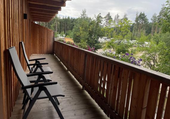 Balkon mit Blumenbeet und Stühlen- Lärche, Südtirol Alm Lodges