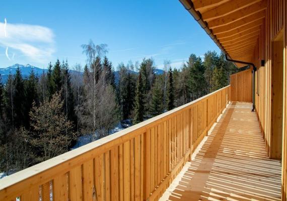 Ein Balkon mit Blick auf die Berge 